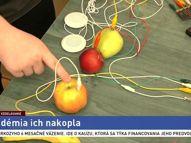 Pandémia nakopla záujem o informatiku. V jednej zo škôl vyrobili hudobný nástroj z ovocia