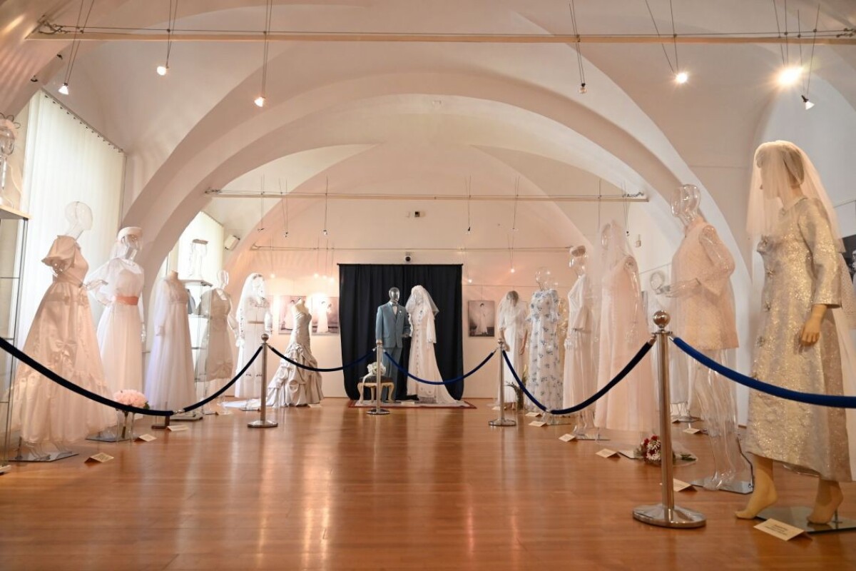 Svadobné šaty zo zbierky Jany Mládek Rajniakovej v Západoslovenskom múzeu v Trnave.