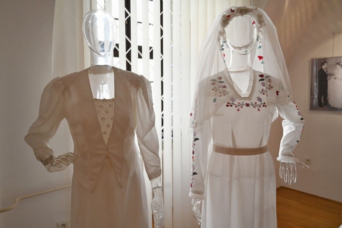 Svadobné šaty zo zbierky Jany Mládek Rajniakovej v Západoslovenskom múzeu v Trnave.