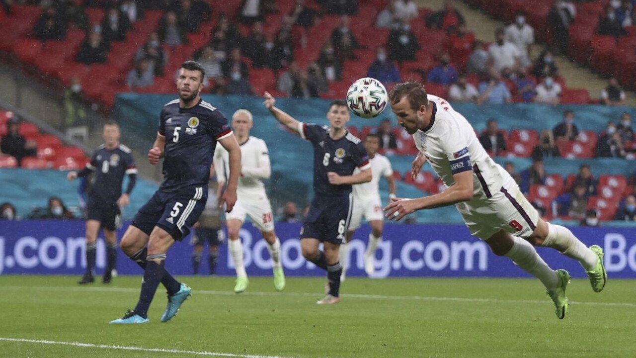 Angličania remizovali so Škótmi. V tabuľke sú druhí