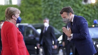 Macron navštívil Merkelovú v Berlíne. Volajú po dialógu s Ruskom