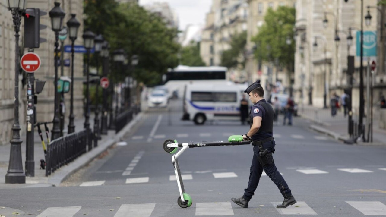 Mladú ženu v Paríži zrazila elektrická kolobežka. Zraneniam podľahla