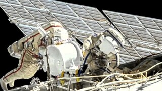 stronauti počas výstupu do vesmíru namontovali na ISS solárny panel