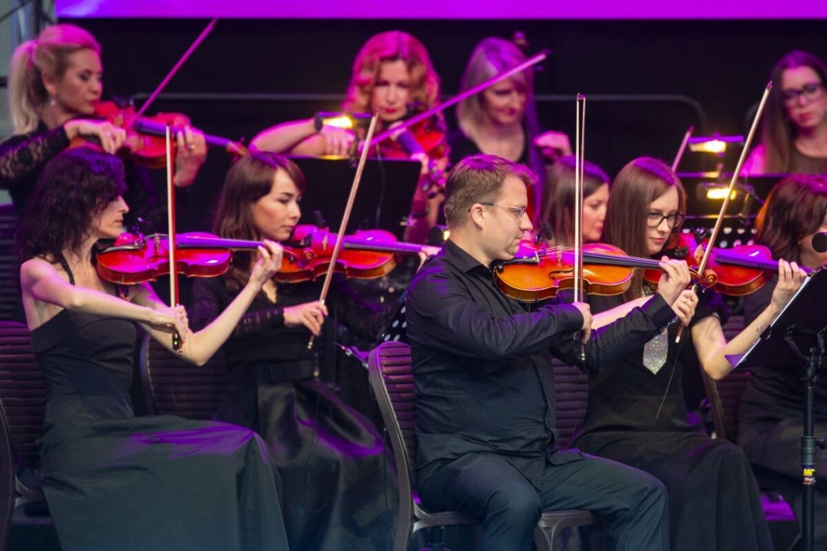Symfonický orchester počas slávnostného galavečera Krištáľové krídlo