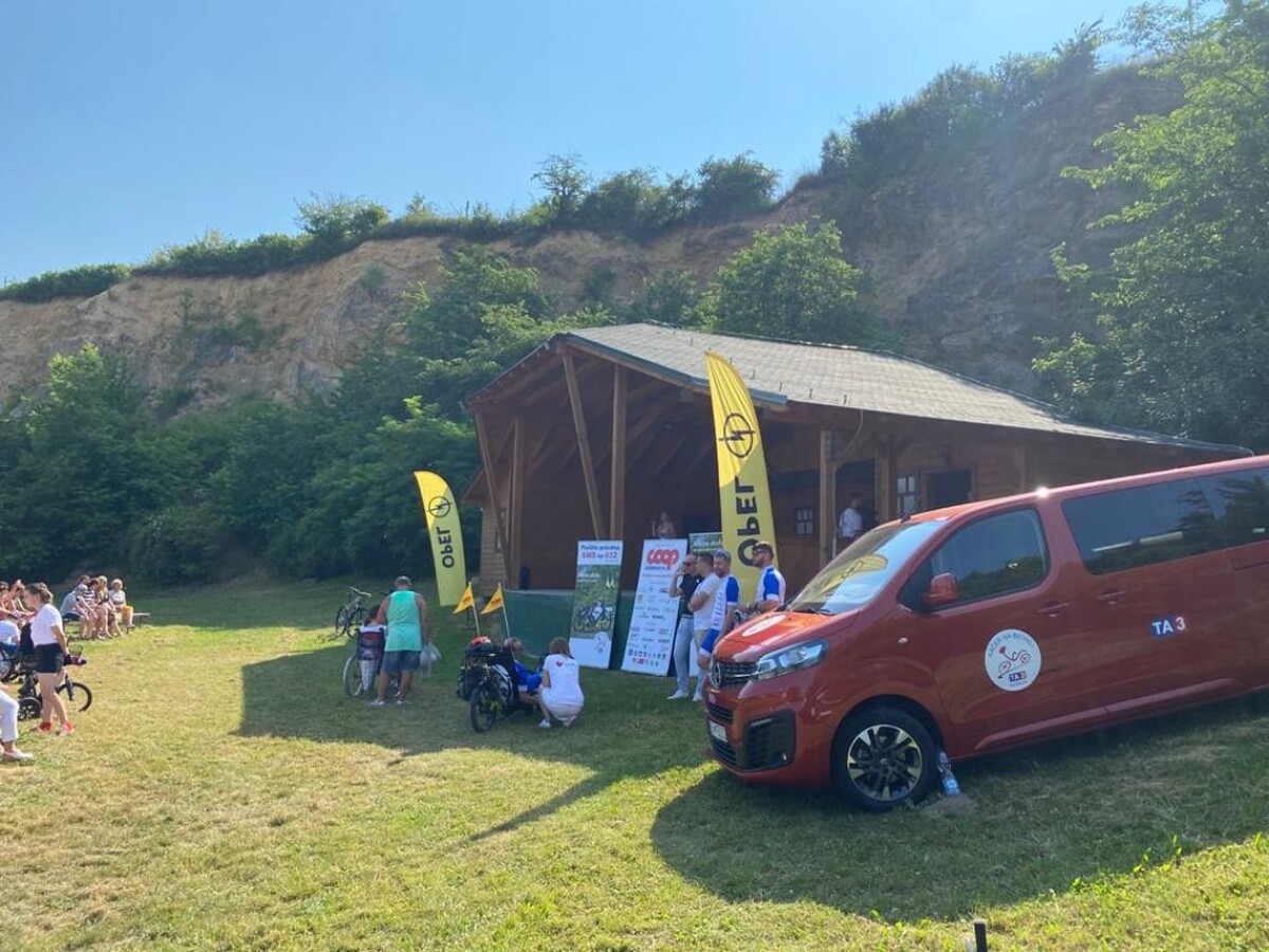 Prípravy na štart prvej etapy v Radošine.