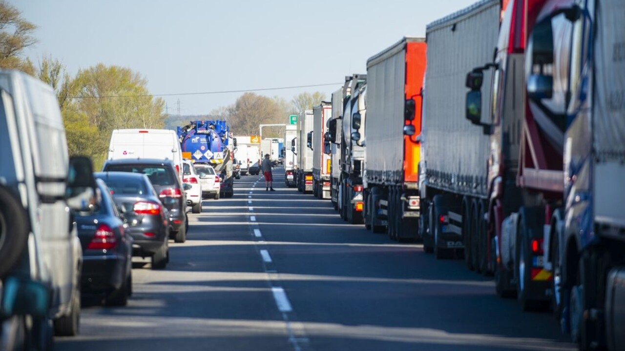Na diaľnici D2 v smere do Bratislavy sa tvoria kolóny. Zdržíte sa zhruba dve hodiny