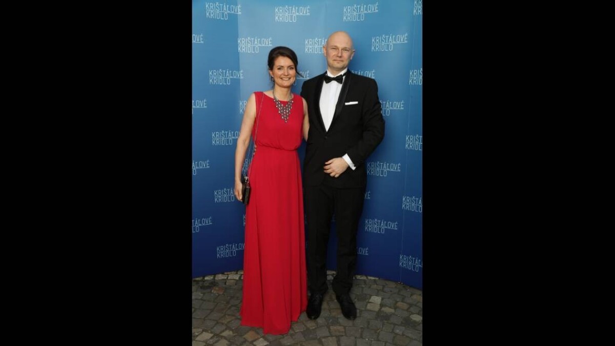 Virológ Boris Klempa s manželkou na udeľovaní ocenení Krištáľové krídlo 2020.