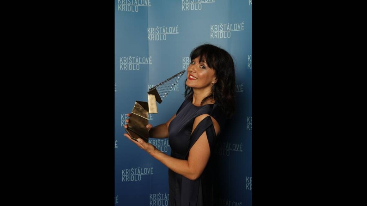 Skladateľka Ľubica Čekovská s ocenením Krištáľové krídlo.