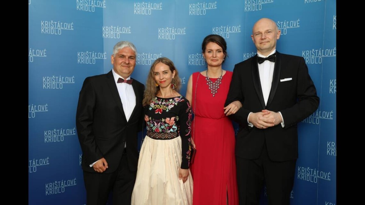 Vedci Pavol Čekan a Boris Klempa s manželkami.