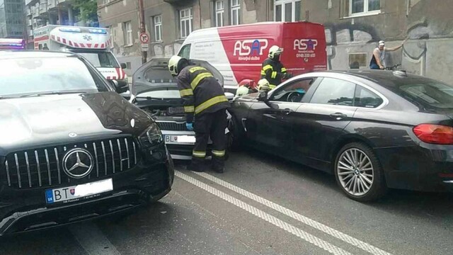 Na križovatke v Bratislave sa zrazili tri autá