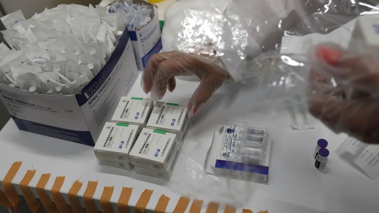 Maďari, ktorí sa očkovali čínskou vakcínou, sa cestujú preočkovať do Rumunska