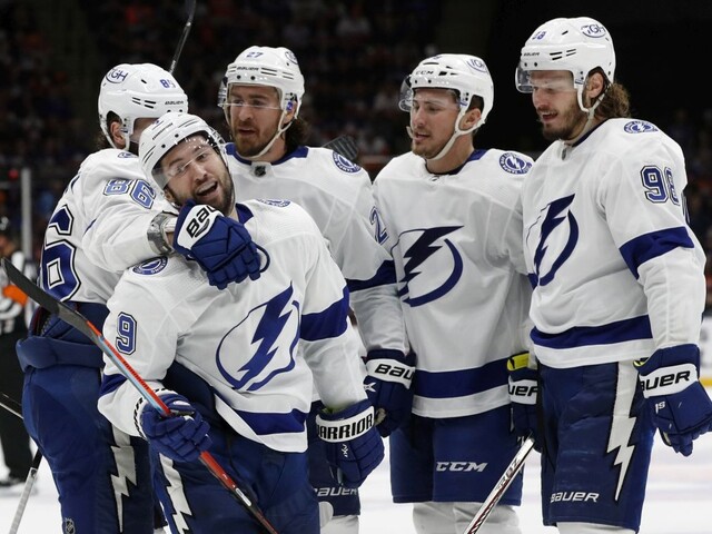 NHL: Tampa deklasovala Islanders. Zranený Černák si nezahral