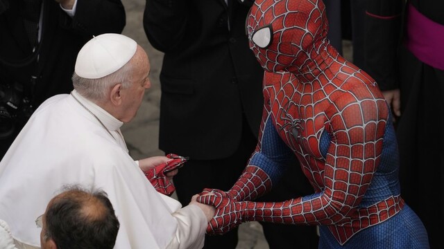 Pápež František sa na týždennej audiencii stretol so Spidermanom