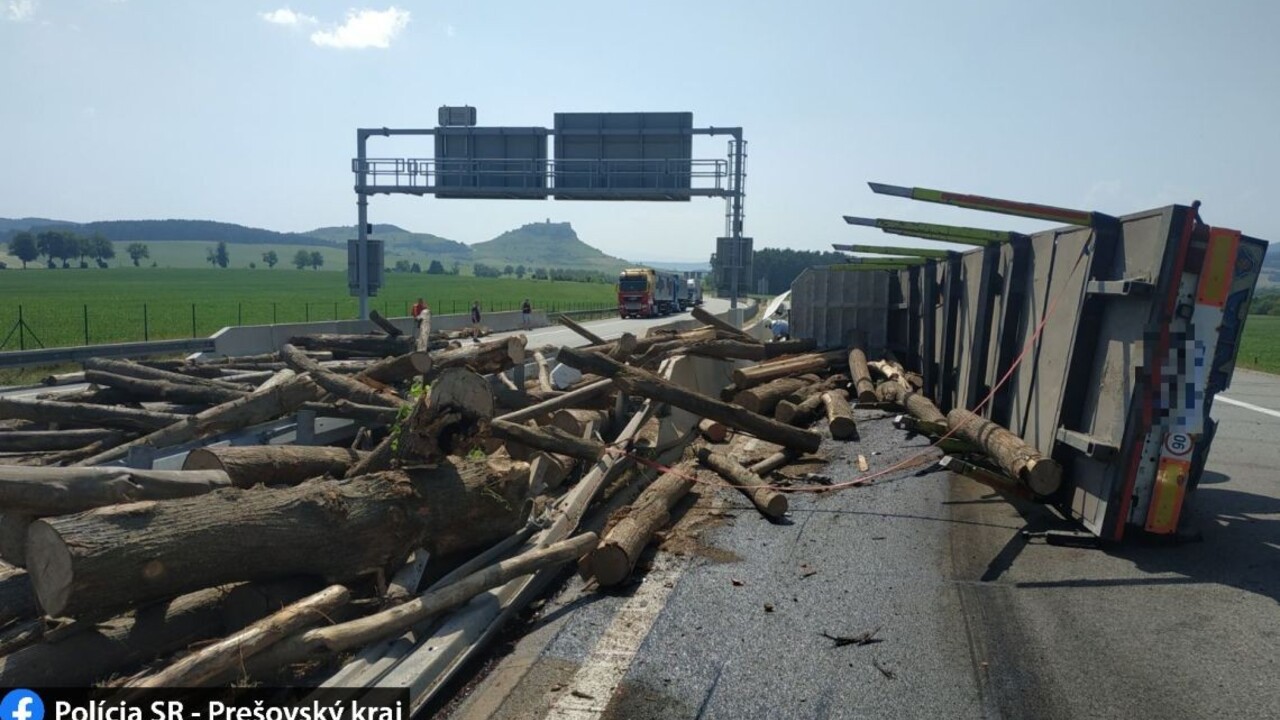 Kamión prevážajúci drevo sa na ceste prevrátil. Uzavreli časť diaľnice D1