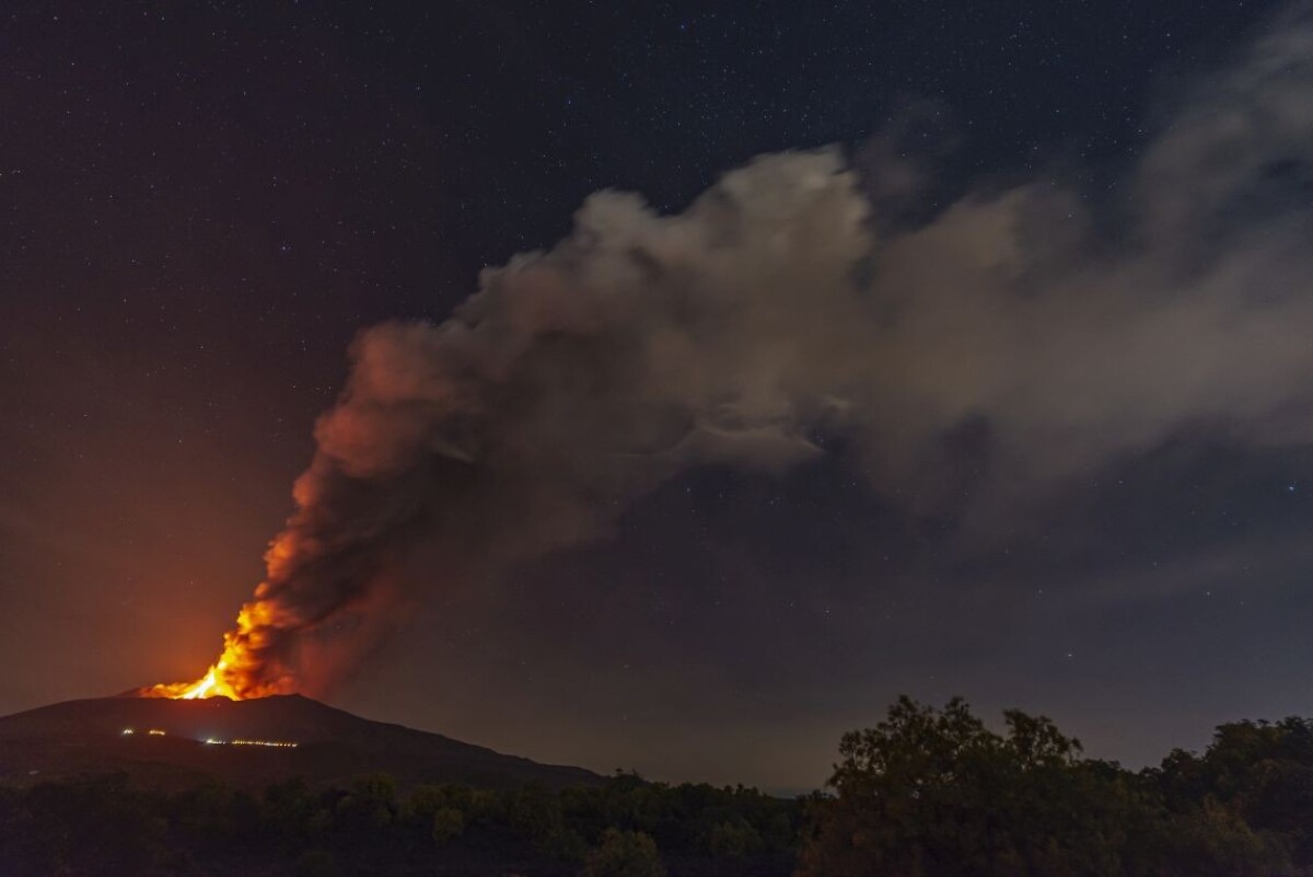 Etna opäť chrlila lávu.
