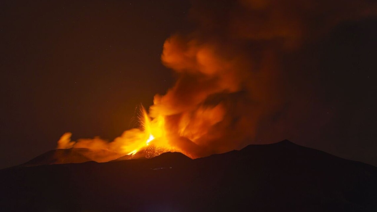 Etna opäť chrlila lávu.