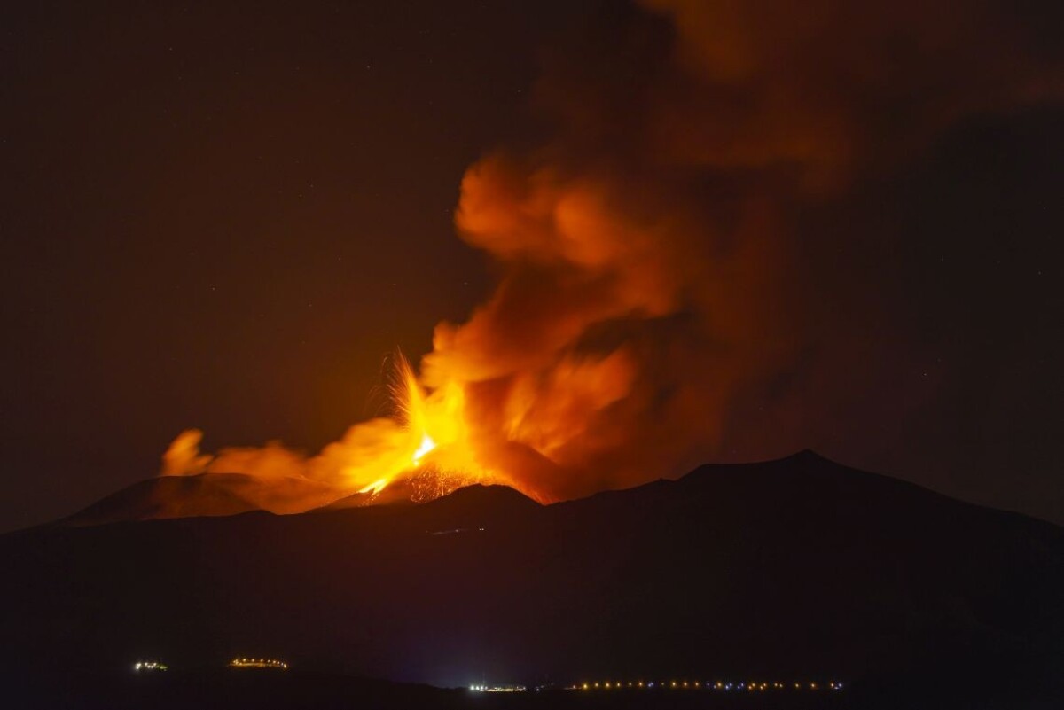 Etna opäť chrlila lávu.