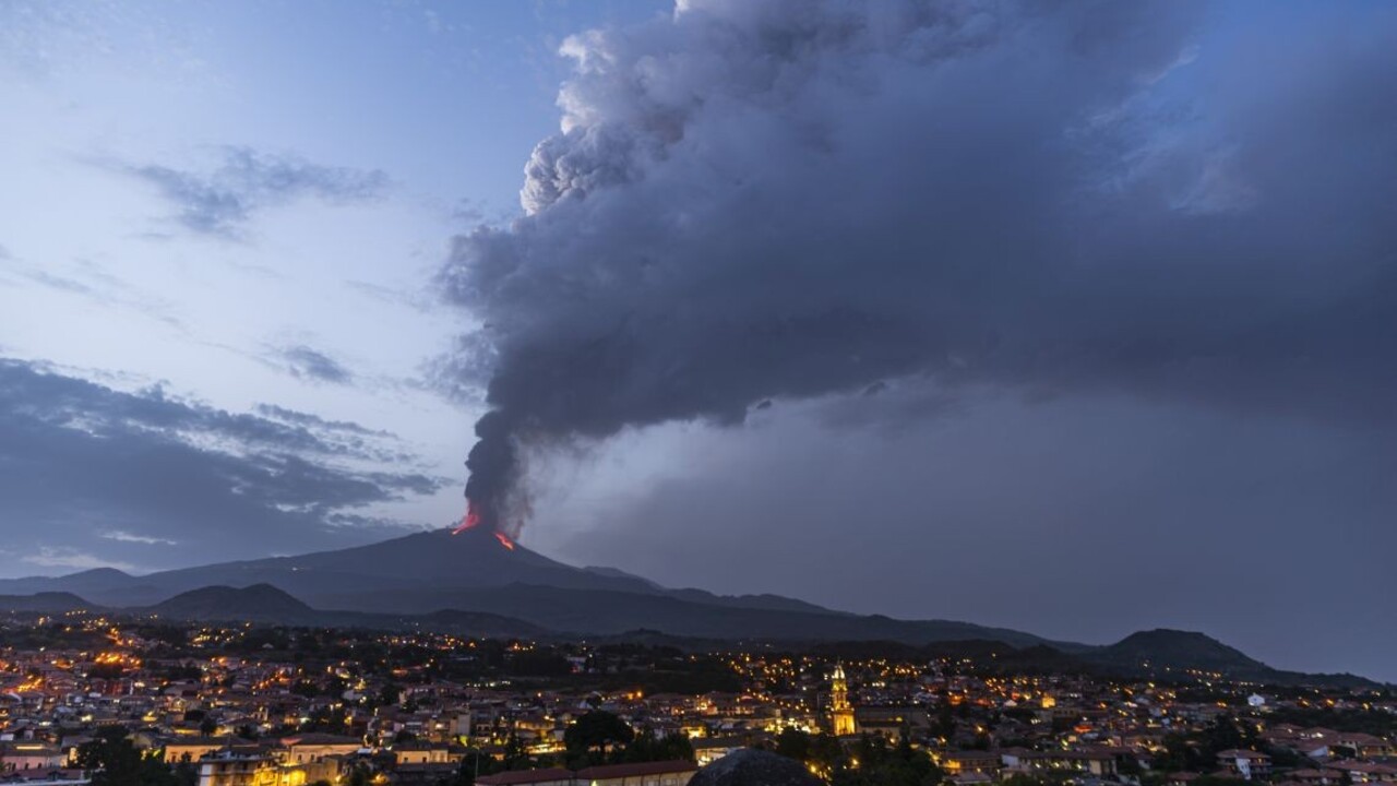 Etna opäť chrlila lávu.