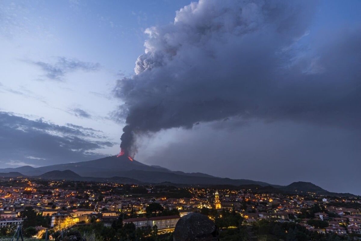 Etna opäť chrlila lávu.