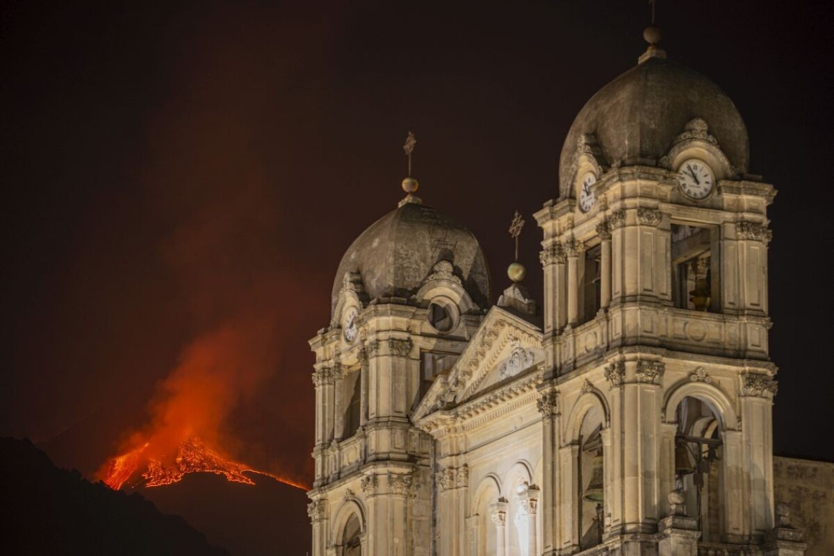 Etna opäť chrlila lávu.