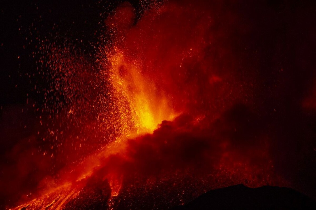 Etna opäť chrlila lávu.