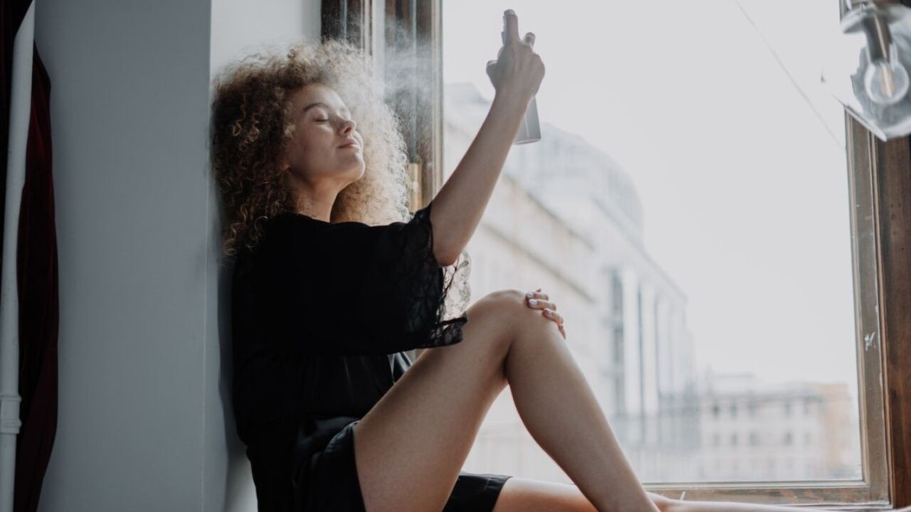 Voda v spreji je letnou nevyhnutnosťou, osvieži vašu pleť a nezničí mejkap