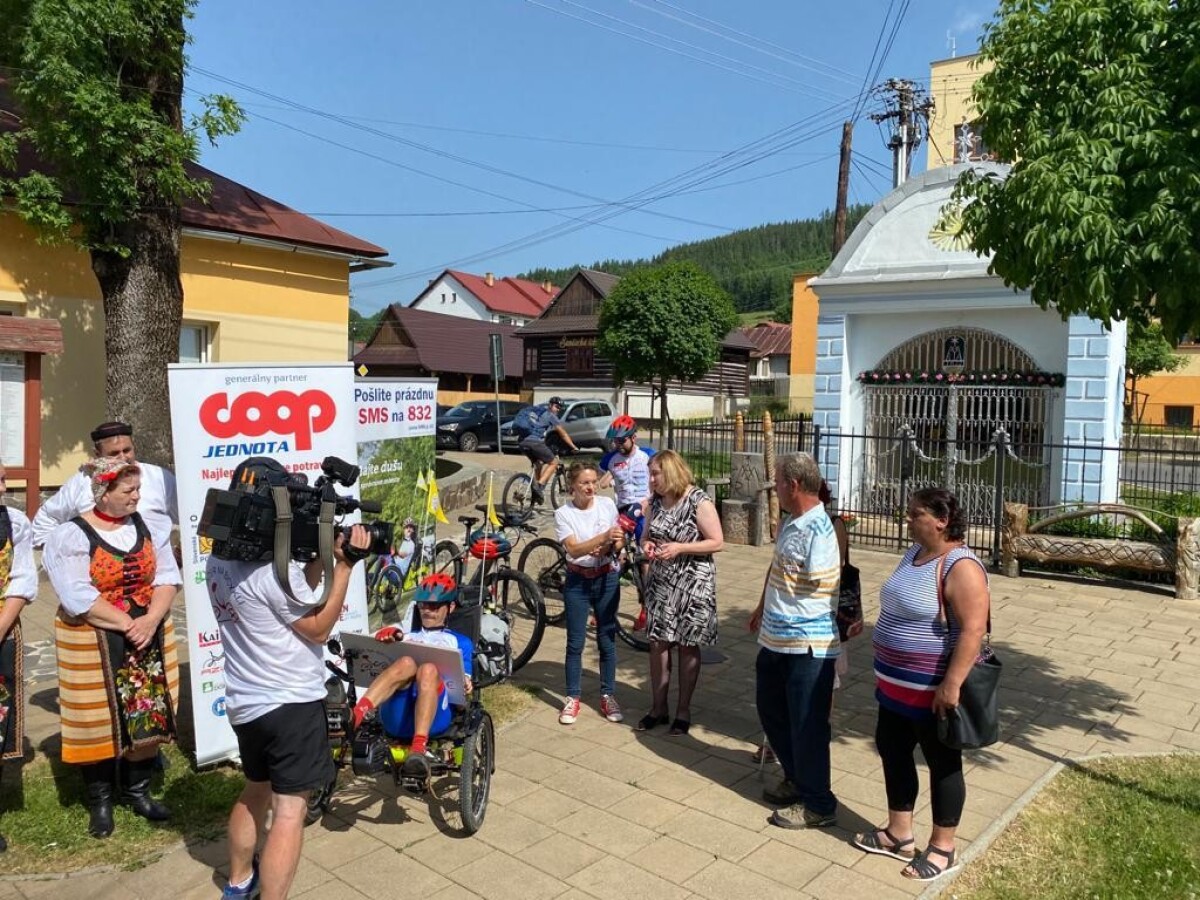 Štart 5. etapy v obci Šumiac.