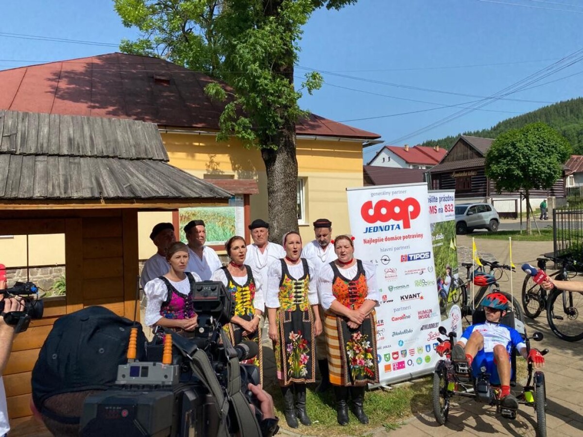 Štart 5. etapy v obci Šumiac.