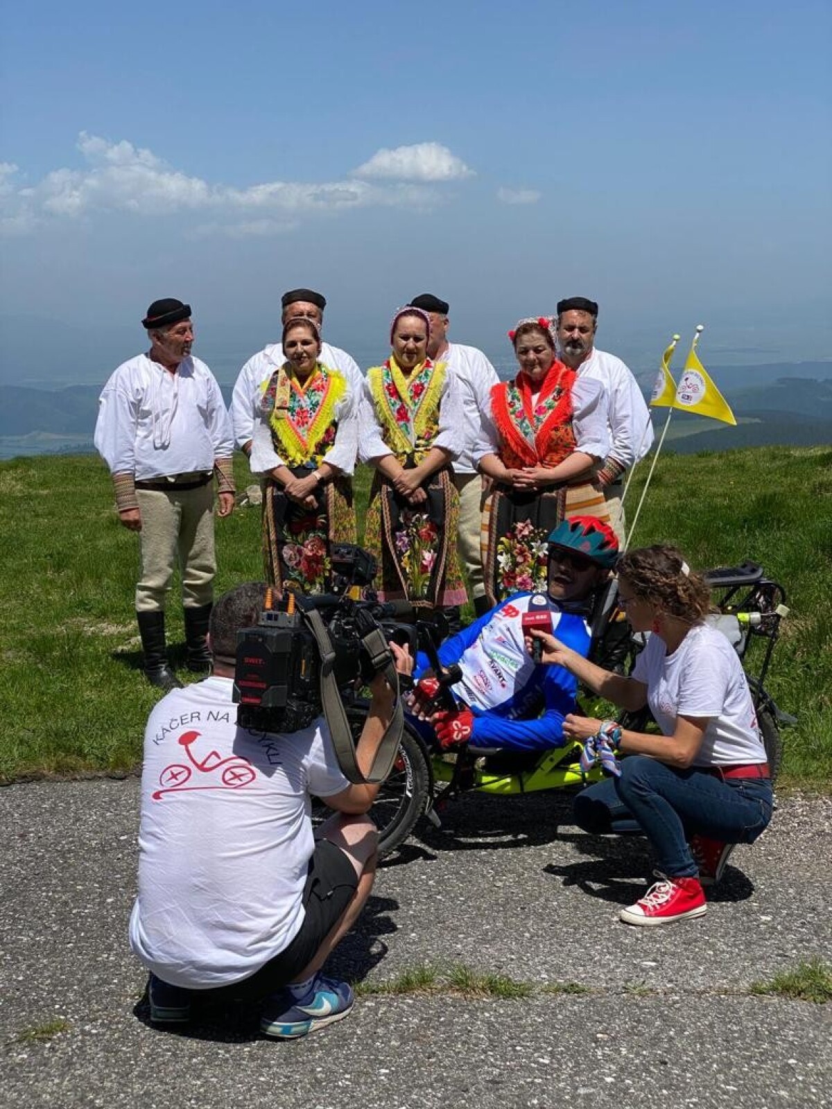Vytúžený cieľ na Kráľovej Holi, kde čakal Peťa folklórny súbor Šumiačan.