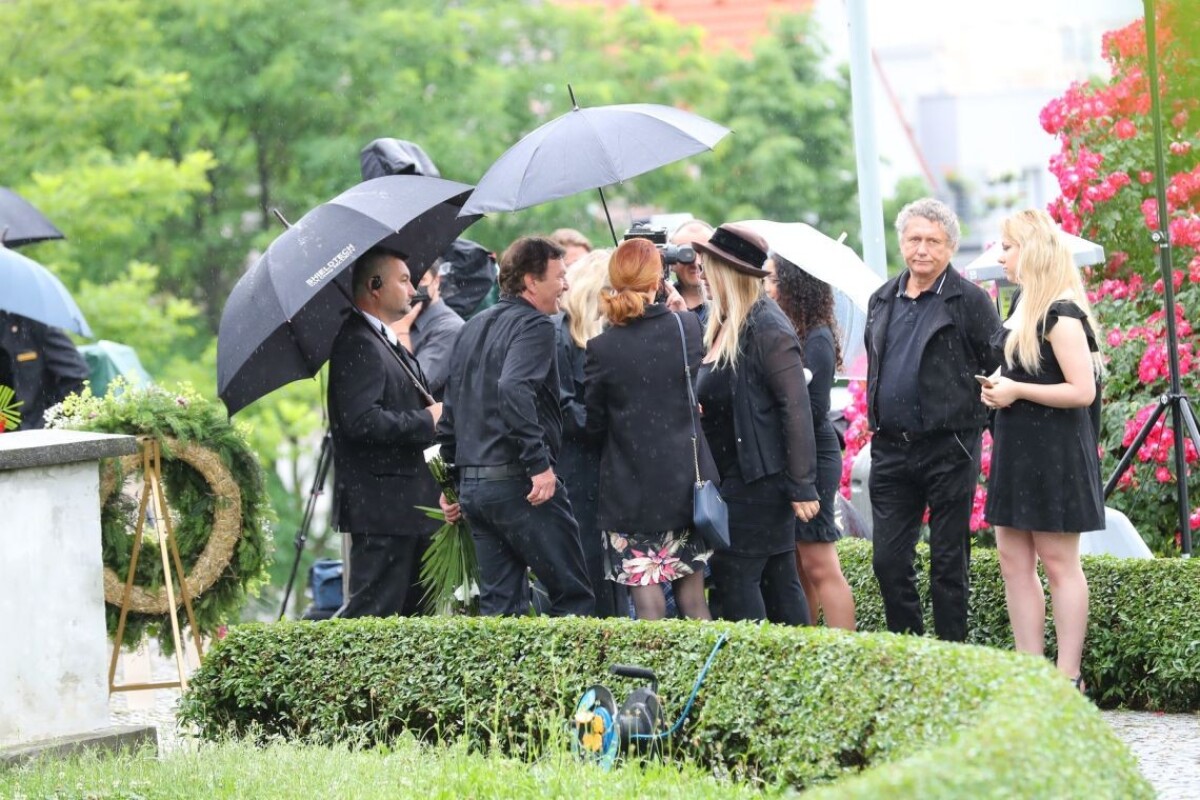 Pavel Trávniček na rozlúčke s Libušou Šafránkovou.