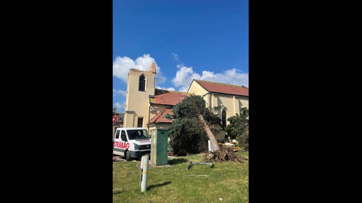 Obec Hrušky je po tornáde zničená.