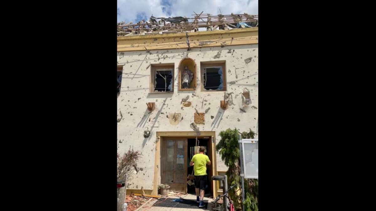 Obec Hrušky je po tornáde zničená.