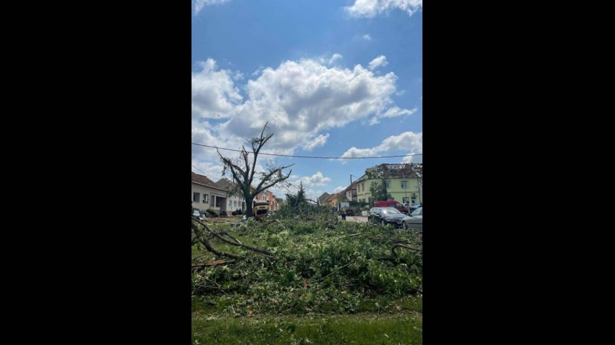 Obec Hrušky je po tornáde zničená.
