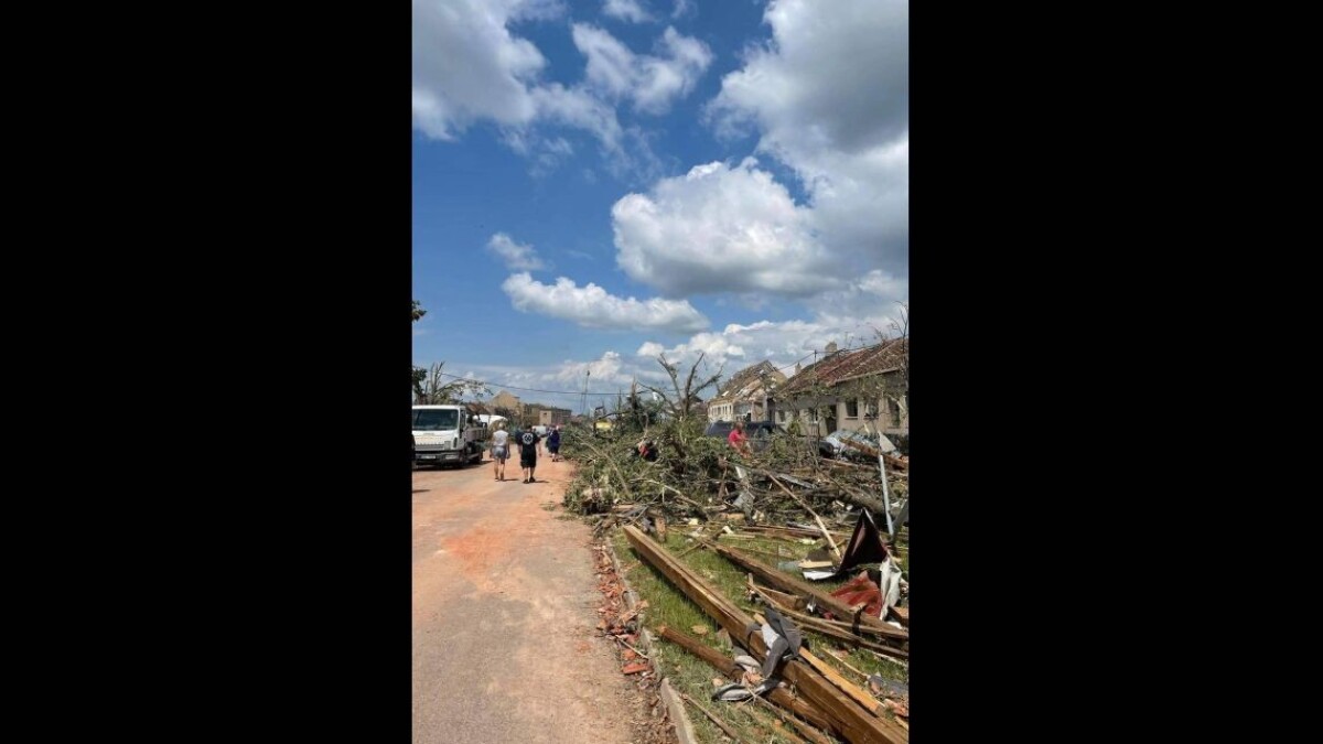 Obec Hrušky je po tornáde zničená.