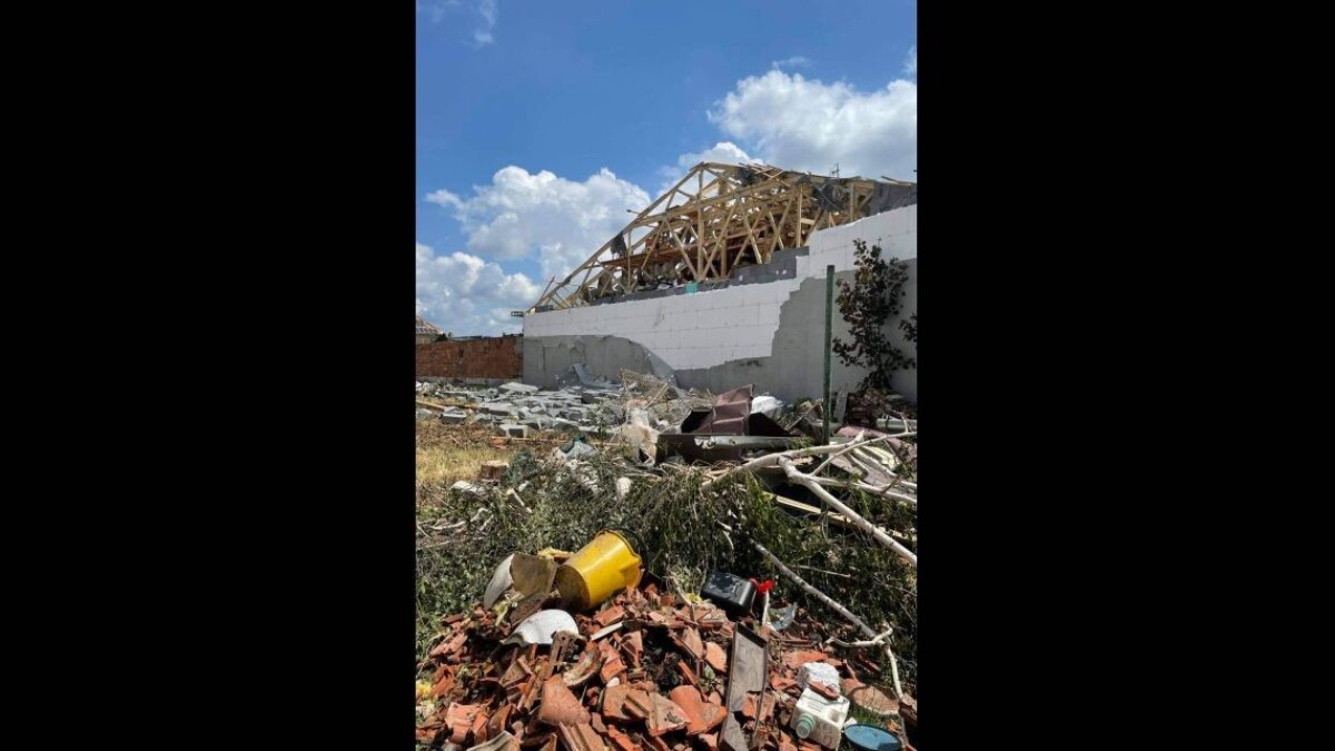 Obec Hrušky je po tornáde zničená.