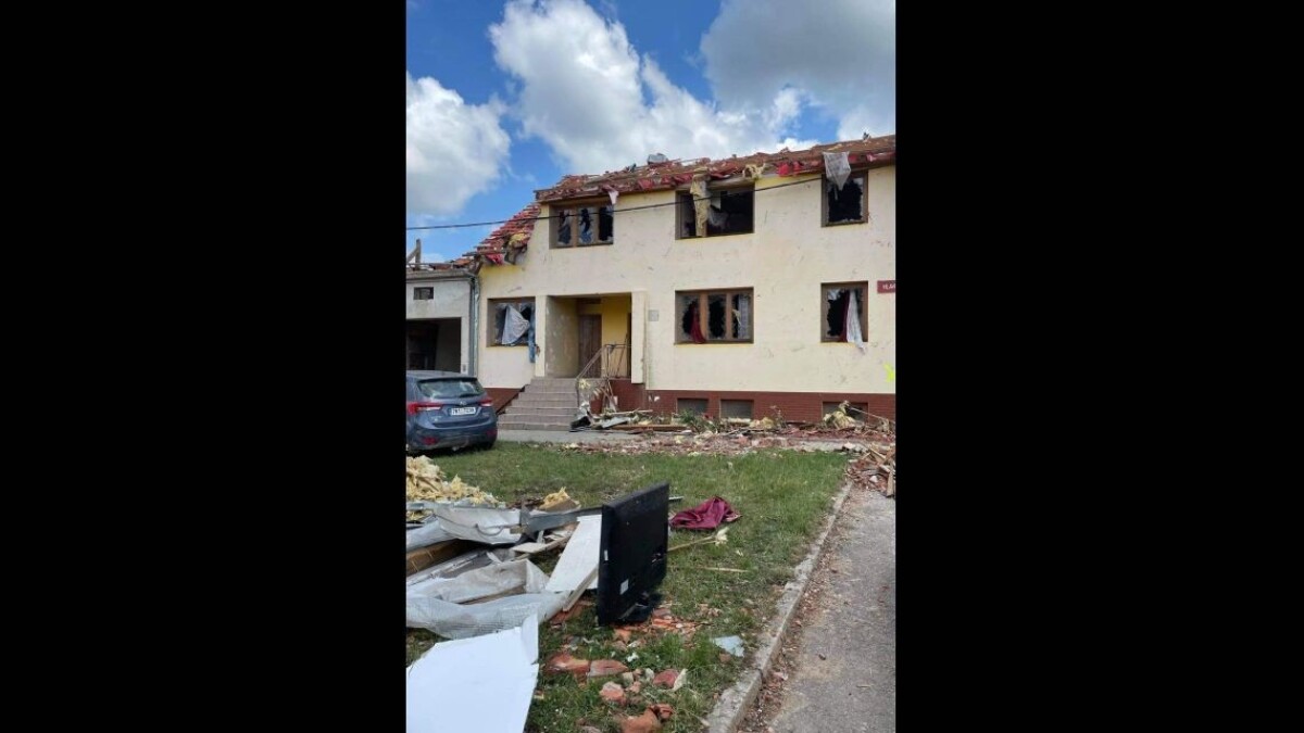 Obec Hrušky je po tornáde zničená.