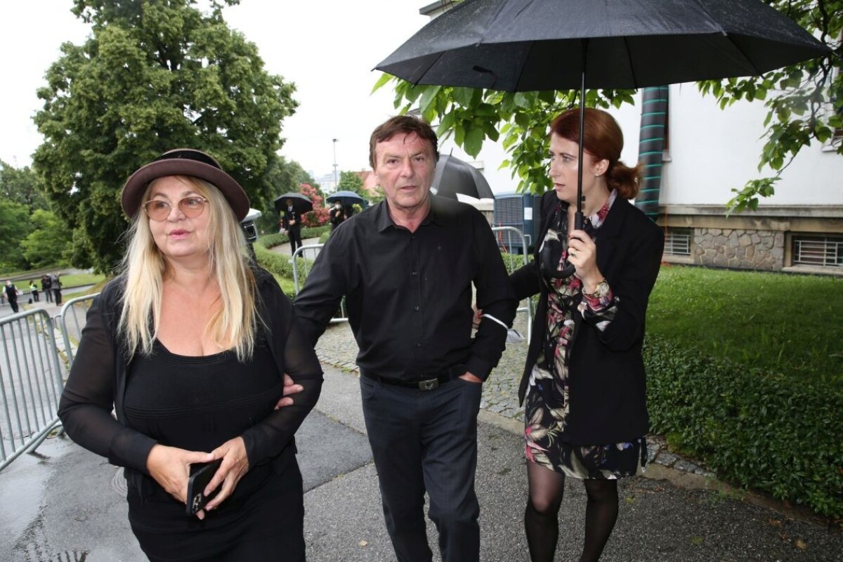 Pavel Trávniček na poslednej rozlúčke s Libušou Šafránkovou.