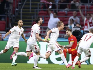 Dánsko postúpilo do štvrťfinále, Wales zvalcovalo štyrmi gólmi