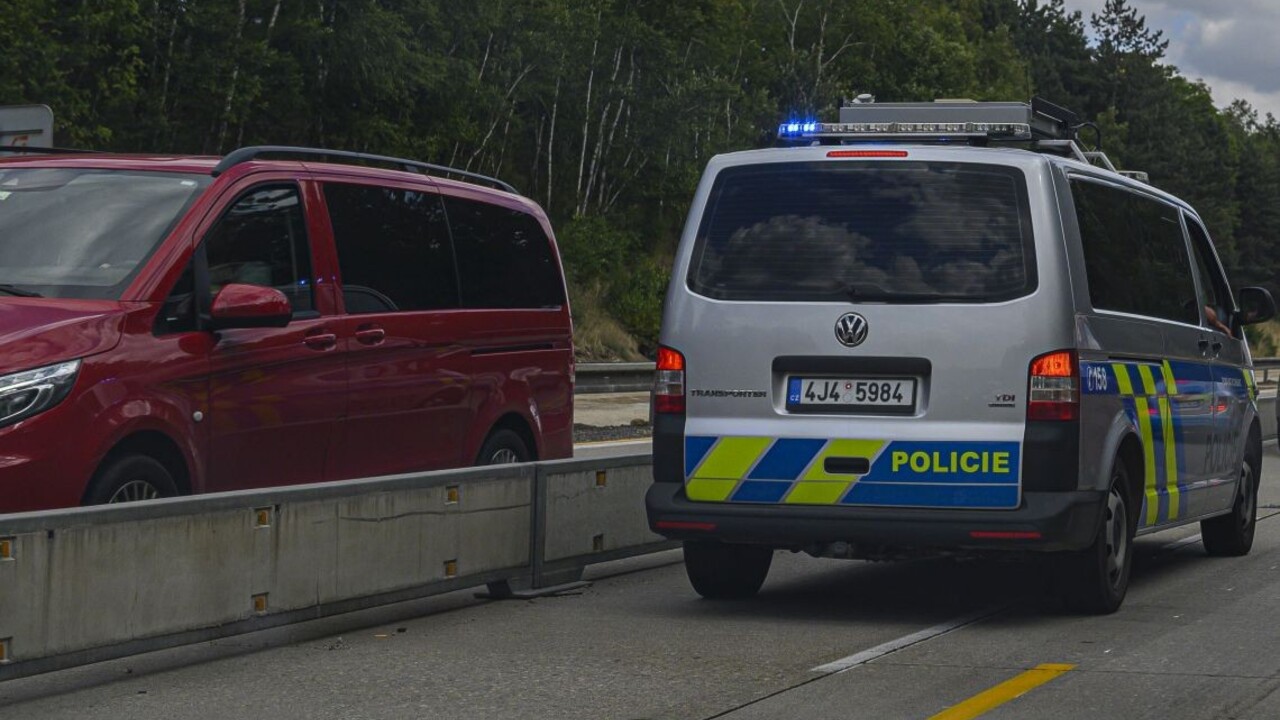 Na českej D1 zmietla dodávka ľudí pri pokazenom aute, hlásia mŕtveho i zranených