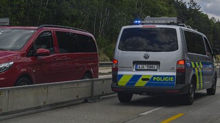 Na českej D1 zmietla dodávka ľudí pri pokazenom aute, hlásia mŕtveho i zranených