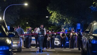 V Chicagu sa strieľalo. Pri dvoch incidentoch sa zranilo viacero ľudí, hlásia jednu obeť