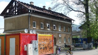 Rodiny dostali po požiari náhradné ubytovanie. Zhorenú bytovku možno zbúrajú