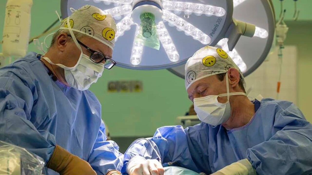 Unikátna operácia v bratislavskej nemocnici. Pacientovi odstránili nádor inovatívnou metódou