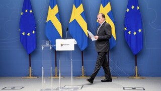 Švédsky premiér oznámil rezignáciu, predčasné voľby však nepodporil