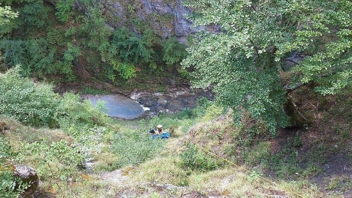 Po páde z vyhliadky zahynulo 16-ročné dievča.