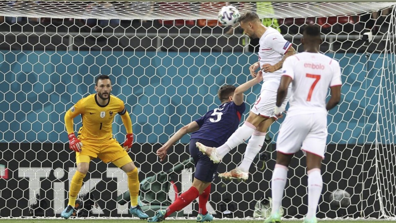 Švajčiari postúpili do štvrťfinále, v rozstrele vyradili Francúzov