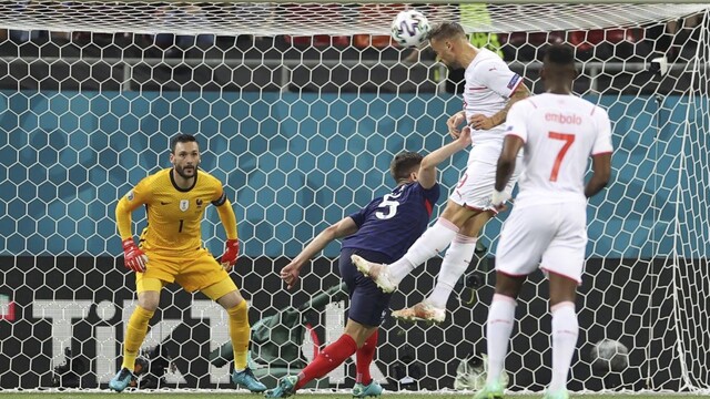 Švajčiari postúpili do štvrťfinále, v rozstrele vyradili Francúzov