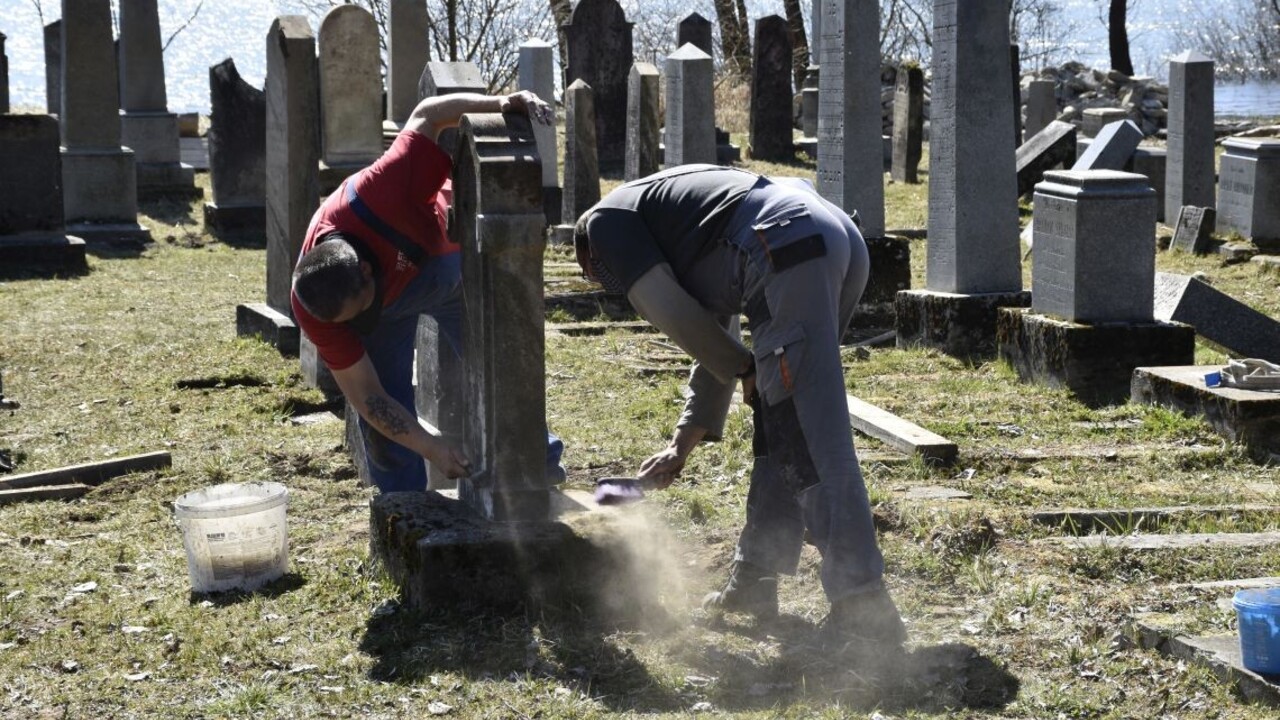 Na muža, ktorý zhanobil židovský cintorín, podali po dvoch rokoch obžalobu