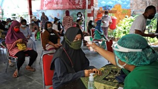 Indonézia sa blíži ku katastrofe, delta variant sa rýchlo šíri