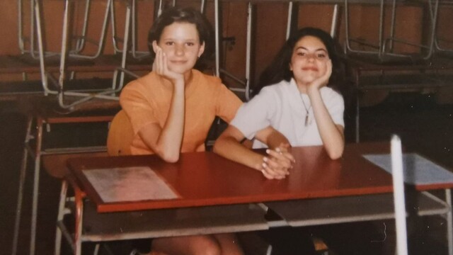 Zuzana Straková Wenzlová (vpravo) s najlepšou kamarátkou zo školy. Priatelia sa dodnes.